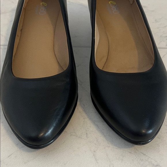 Ecco Women's Elegant Black Flats - Picture 2 of 8